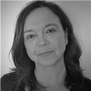 Hija de españoles residentes en Francia, he crecido con los dos idiomas, francés y castellano, por lo que soy totalmente bilingüe. Soy licenciada en lengua y literatura francesa e hispánica por universidades españolas y francesas. Profesora de francés des